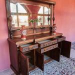 Anglický příborník s velkým zrcadlem – ručně vyřez Anglický příborník s velkým zrcadlem – ručně vyřez