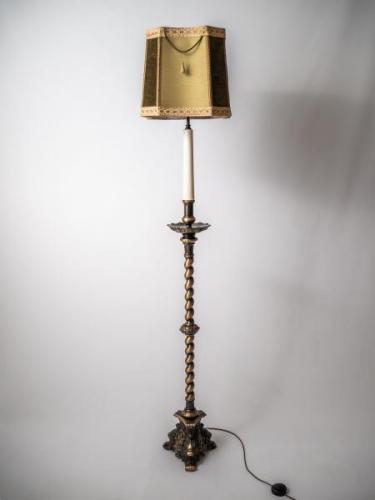 Úzká stojací lampa v barokním stylu Úzká stojací lampa v barokním stylu