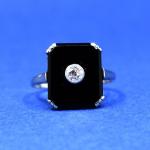 Zlatý art deco prsten s onyxem a briliantem, 1920 Zlatý art deco prsten s onyxem a briliantem, 1920