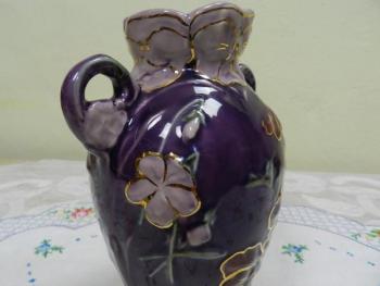 Fialová váza s motivem květin Fialová váza s motivem květin