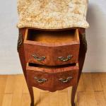 Intarzovaná komodka s vrchní mramorovou deskou Intarzovaná komodka s vrchní mramorovou deskou