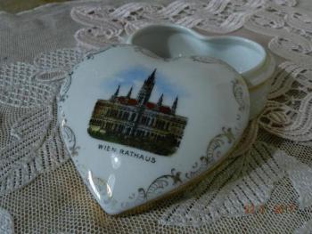 Porcelánová dózička ve tvaru srdce Porcelánová dózička ve tvaru srdce