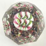 Těžítko s pruhovanými květy a fazetami Těžítko s pruhovanými květy a fazetami