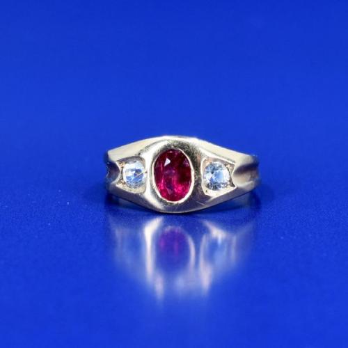 Secesní zlatý prsten s červeným kamenem, Čechy, 1900 Secesní zlatý prsten s červeným kamenem, Čechy, 1900