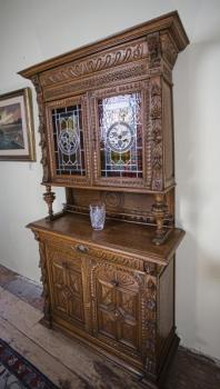 Neorenesanční skříň s vitráží Neorenesanční skříň s vitráží