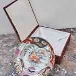Japonský porcelánový holicí talíř Imari v dárkové Japonský porcelánový holicí talíř Imari v dárkové