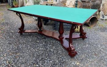 Stůl s trnoží ve tvaru ryby  Stůl s trnoží ve tvaru ryby