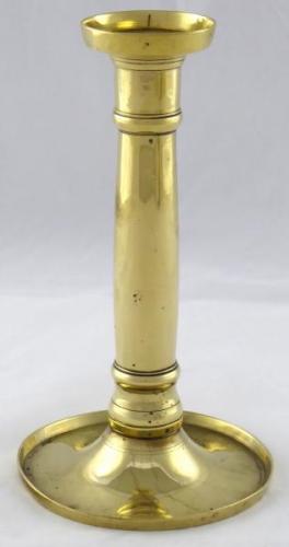 Leštěný mosazný svícen s prstenci Leštěný mosazný svícen s prstenci