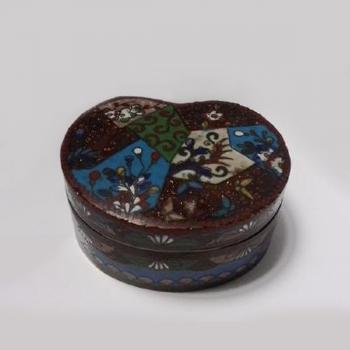 Dóza zdobená emailem Dóza zdobená emailem