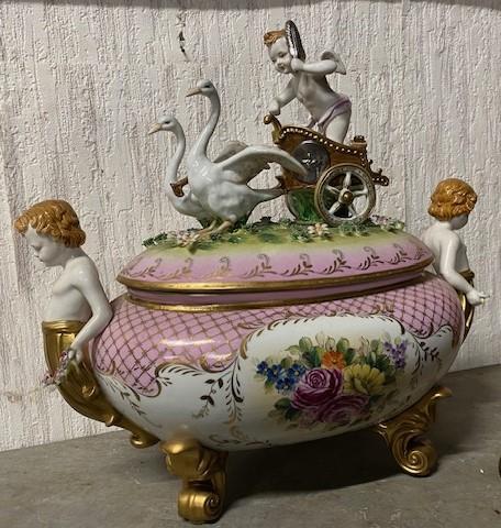 Porcelánová doza s andělem  Porcelánová doza s andělem