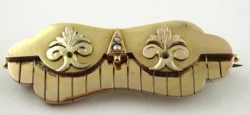 Zlacená stříbrná brož s liliemi Zlacená stříbrná brož s liliemi