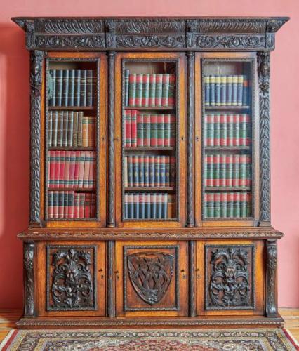 Velká neorenesanční knihovna s erbem Velká neorenesanční knihovna s erbem