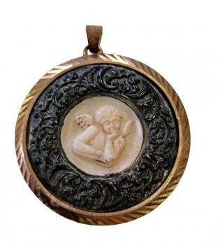 Kulatý přívěsek s andílkem Kulatý přívěsek s andílkem