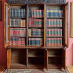 Velká neorenesanční knihovna s erbem Velká neorenesanční knihovna s erbem