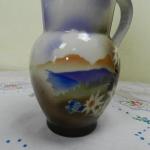 Džbán s krajinou a květinami Džbán s krajinou a květinami