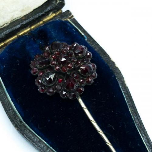 GRANÁTOVÁ JEHLICE DO KRAVATY GRANÁTOVÁ JEHLICE DO KRAVATY