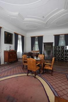 Starožitný dubový stolek s laními nohami Starožitný dubový stolek s laními nohami