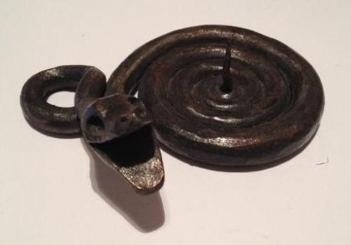 Trefanec : kovaný svícen v podobě hada Trefanec : kovaný svícen v podobě hada