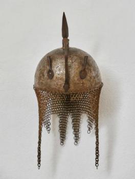 Perská bojová helma s gravírováním  Perská bojová helma s gravírováním