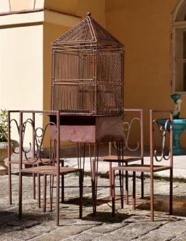 Kovová klec na nohách se 4 židlemi Kovová klec na nohách se 4 židlemi