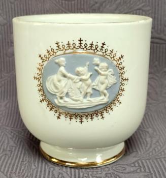 Květináč porcelánový, biskvit. medailonek  Květináč porcelánový, biskvit. medailonek