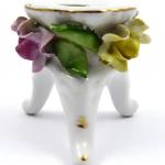 Nízký svícen s reliéfními květy Nízký svícen s reliéfními květy