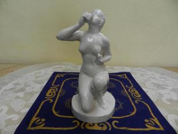 Bílá keramická soška, klečící akt - Graniton Bílá keramická soška, klečící akt - Graniton