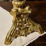 Párové neogotické mosazné svícny z 19. století Párové neogotické mosazné svícny z 19. století