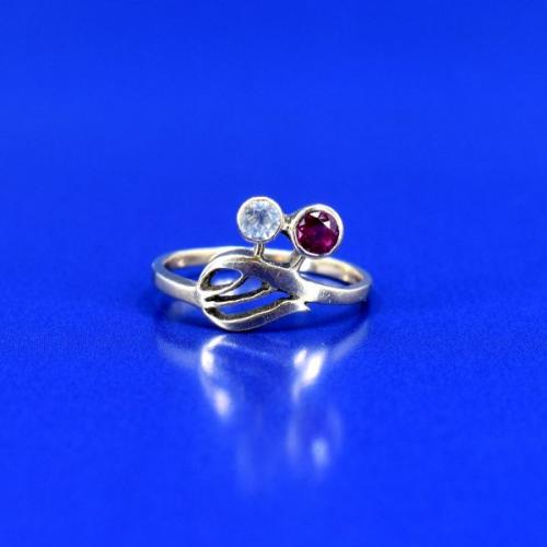 Zlatý secesní prsten s červeným kamenem, Vídeň, 1900 Zlatý secesní prsten s červeným kamenem, Vídeň, 1900