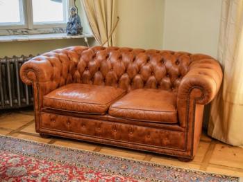 Starožitná sofa Chesterfield dvoumístná Starožitná sofa Chesterfield dvoumístná
