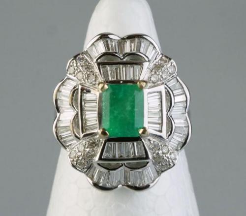 Zlatý prsten s diamanty a smaragdem Zlatý prsten s diamanty a smaragdem