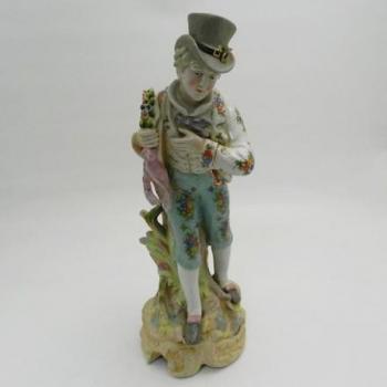 Větší malovaná porcelánová soška - kavalír  Větší malovaná porcelánová soška - kavalír