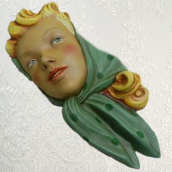 Ručně malovaná maska dívky v šátku - Čechy Ručně malovaná maska dívky v šátku - Čechy