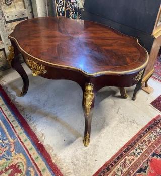 Stůl zdobený mosazí s figurálními motivy  Stůl zdobený mosazí s figurálními motivy