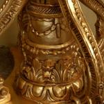 Obří párové zlaté lucerny na vyřezávaných nohách Obří párové zlaté lucerny na vyřezávaných nohách