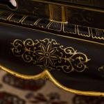 Starožitný čínský lakovaný stolek s kamennou intar Starožitný čínský lakovaný stolek s kamennou intar