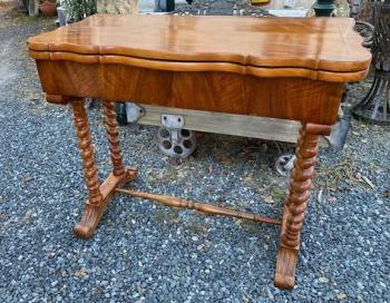 Stůl s tordovanou trnoží  Stůl s tordovanou trnoží