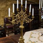 Párové neogotické mosazné svícny z 19. století Párové neogotické mosazné svícny z 19. století