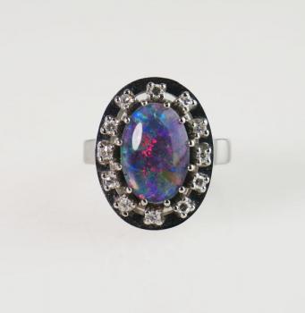 Zlatý prsten s opálem a diamanty Zlatý prsten s opálem a diamanty