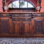 Anglický příborník s velkým zrcadlem – ručně vyřez Anglický příborník s velkým zrcadlem – ručně vyřez