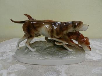 Větší porcelánová soška, lovečtí psi - Royal Dux Větší porcelánová soška, lovečtí psi - Royal Dux