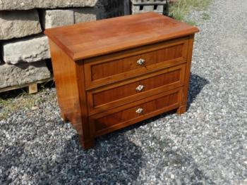 Komůdka tříšuplíková Komůdka tříšuplíková