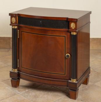 276. Skříňka v empírovém stylu 276. Skříňka v empírovém stylu