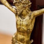 Starožitný stolní krucifix z masivního mahagonu Starožitný stolní krucifix z masivního mahagonu