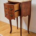 Intarzovaná komodka s vrchní mramorovou deskou Intarzovaná komodka s vrchní mramorovou deskou