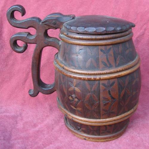 Korbel z několika druhů dřev, s intarzií Korbel z několika druhů dřev, s intarzií