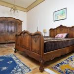 Bohatě řezbovaná starožitná ložnice. Masivní dub Bohatě řezbovaná starožitná ložnice. Masivní dub