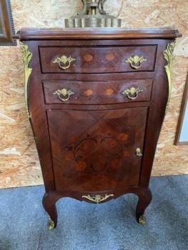 Intarzovaná skřínka-komůdka s mramorovou deskou Intarzovaná skřínka-komůdka s mramorovou deskou