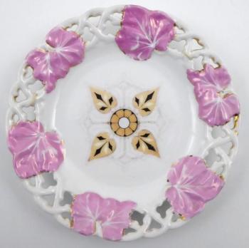 Prořezávaný ručně malovaný dekorativní talíř Prořezávaný ručně malovaný dekorativní talíř