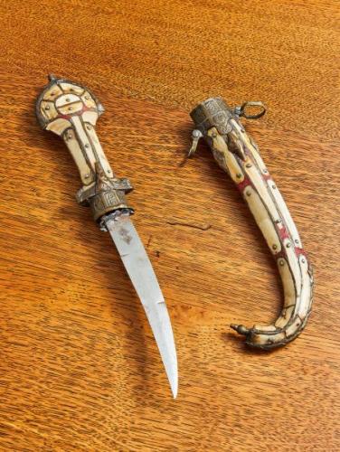 Orientální dýka s pouzdrem – umělecké zpracování   Orientální dýka s pouzdrem – umělecké zpracování
